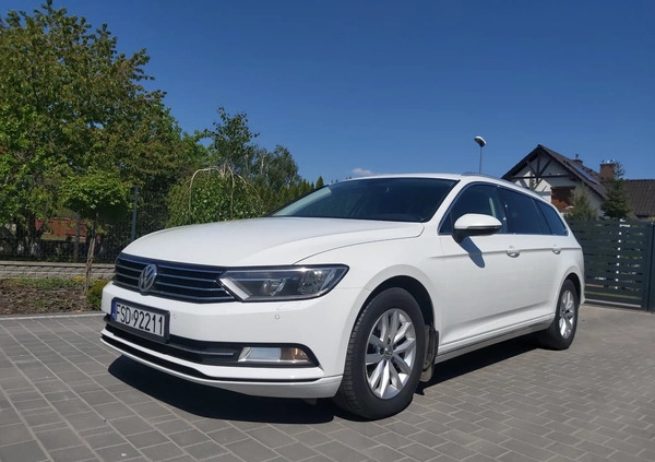 Volkswagen Passat cena 60900 przebieg: 172000, rok produkcji 2015 z Drezdenko małe 154
